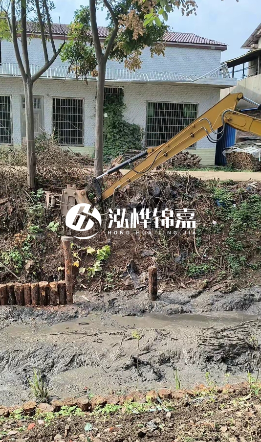 三明挖機(jī)打木樁專業(yè)施工-河道邊打木樁如何防止木樁傾斜？